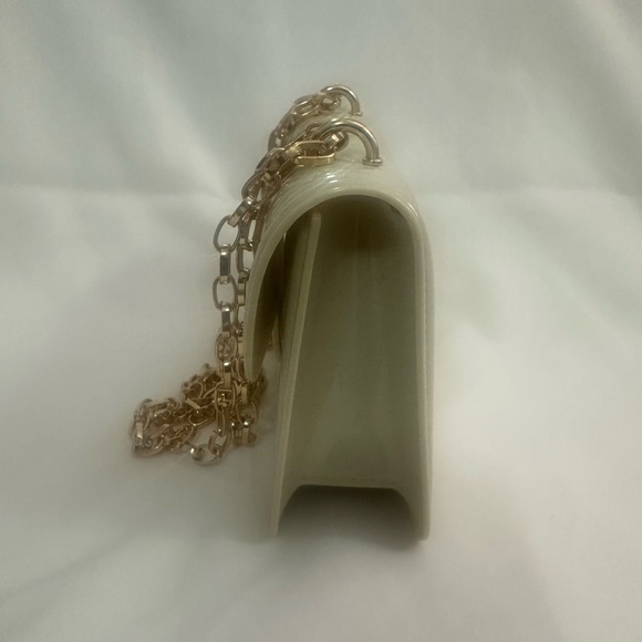 Elegant Cream Quilted Chain Bag - Picture 2 of 5